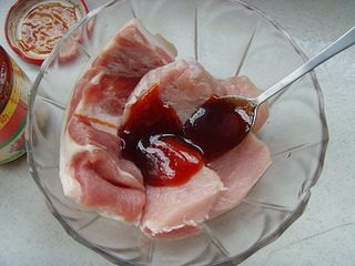 叉烧肉,将叉烧酱厚厚地涂抹在猪肉片的两面。