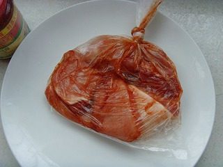 叉烧肉,装入保鲜袋，放入冰箱冷藏室腌制12小时。