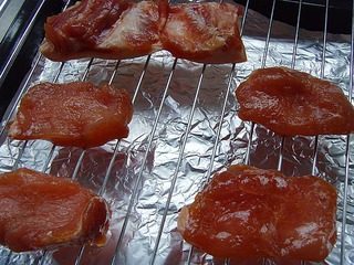 叉烧肉,腌制好的里脊、五花肉取出，放在烤架上涂抹一层叉烧酱。