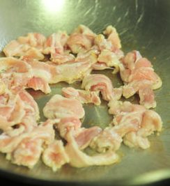 韩式秋葵大酱汤,另起锅热油爆五花肉变色,放葱姜