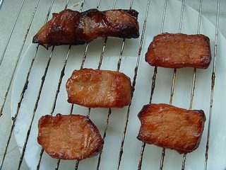 叉烧肉,再次取出翻面，刷上腌汁，烤制10分钟即可。