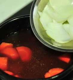 韩式秋葵大酱汤,再放辣椒酱搅拌均匀,放入胡萝卜和豆腐。