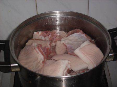 红烧羊肉,羊肉洗净，锅中放水放入羊肉煮开过水