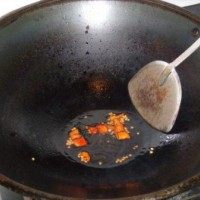 红烧羊肉,起油锅加热，放入小红椒煸