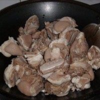 红烧羊肉,放入羊肉煸炒