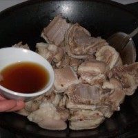 红烧羊肉,再放少许<a style='color:red;display:inline-block;' href='/shicai/ 894'>黄酒</a>