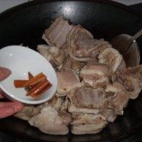 红烧羊肉,放少许<a style='color:red;display:inline-block;' href='/shicai/ 710'>桂皮</a>