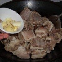 红烧羊肉,放少许<a style='color:red;display:inline-block;' href='/shicai/ 37'>姜</a>