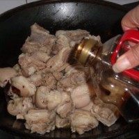 红烧羊肉,再放少许<a style='color:red;display:inline-block;' href='/shicai/ 762'>老抽</a>煸炒，放少许清水加盖煮开