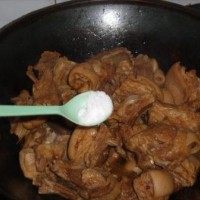 红烧羊肉,放少许盐煸炒