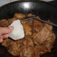 红烧羊肉,再放少许<a style='color:red;display:inline-block;' href='/shicai/ 866'>冰糖</a>加盖大火煮开改小火焖煮2小时