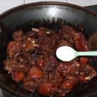 红烧羊肉,2小时后放少许味精煸炒均匀出锅