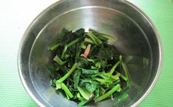 菠菜猪肝汤,焯水后的菠菜控掉水份备用