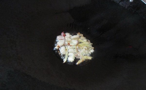 菠菜猪肝汤,热油锅把葱姜下锅煸香出味