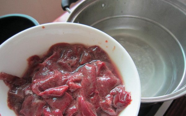 菠菜猪肝汤,把猪肝洗去盐份加入锅中大火煮2分钟