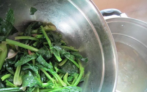 菠菜猪肝汤,加入菠菜
