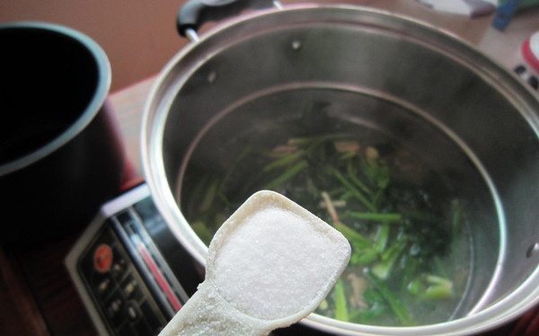 菠菜猪肝汤,加入适量盐和<a style='color:red;display:inline-block;' href='/shicai/ 756'>鸡精</a>搅匀即可