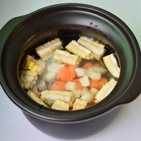 冬瓜排骨汤,和焯好的排骨一起放入陶煲,注入2L清水,放入姜片。