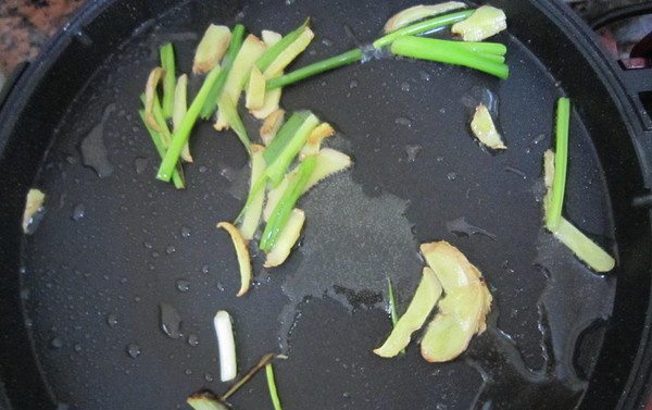 香菇豆腐鲫鱼汤,不粘锅热油,把姜和葱煎黄后取出