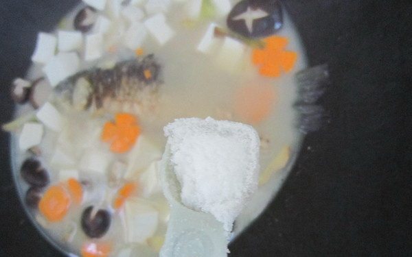 香菇豆腐鲫鱼汤,最后撒入少许的<a style='color:red;display:inline-block;' href='/shicai/ 724'>胡椒</a>粉,加入适量的食盐调味,出锅时撒上葱花即可食用