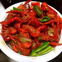 香辣小龙虾,啤酒放到刚能看到，但不要没住小龙虾。用勺尝尝汤咸淡，适量加盐。大火烧至一半，留一半底汤即可盛出。