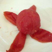 番茄炒蛋,把番茄放水里煲一下，就好容易去皮。