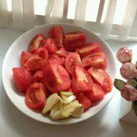 番茄炒蛋,把番茄切好。