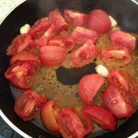 番茄炒蛋,用油把蒜头姜爆抄香，把番茄倒锅里翻抄一下，加入三小勺糖，适量盐，还有两大勺番茄酱，我是用海天的番茄酱的，翻炒一下，盖上锅，煮五分钟左右。如果番茄的汁液不是很多可以加点清水一起煮。