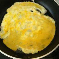 番茄炒蛋,把两只鸡蛋打散，锅里放油烧热，油一定要烧热才把鸡蛋倒下去！感觉有点像炸的