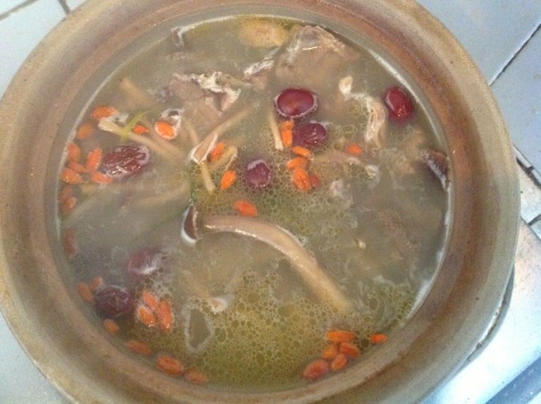 茶树菇炖乳鸽