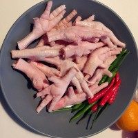 泰式酸辣鸡爪,买来的新鲜鸡爪，先用厨房剪把指甲剪掉，
