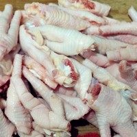 泰式酸辣鸡爪,剪完指甲，用刀把鸡爪剁成小块，为了更快入味儿。