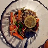 泰式酸辣鸡爪,爪在冰水里激的时候，这个时候就可以做酱汁了。辣椒，姜丝，蒜蓉，几根胡萝卜，柠檬，再上盐鸡精酱油老抽黄酒白糖白醋，全部放进去。