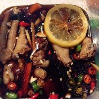 泰式酸辣鸡爪,搅拌均匀后，放入凉白开，以刚好没过鸡爪为准。然后把鸡爪从冰水中捞出来，放到一起进酱汁里，搅拌均匀，确保每一只鸡爪都被泡在酱汁里。