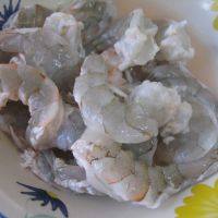 泰式菠萝虾球,大虾去虾头虾壳,剪开虾背去除虾线再洗净,挤入半个柠檬的柠檬汁去腥。