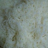 海鲜炒米粉,米粉干用温水泡软,捞出沥干水份,加半汤匙蚝油、半汤匙生抽拌匀备用。