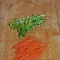 海鲜炒米粉,芹菜和胡萝卜处理干净,切成丝。