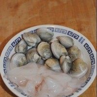 海鲜炒米粉,鱿鱼处理干净,切花刀,蛤蜊洗净备用。