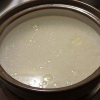 双拼煲仔饭,砂锅底抹少许油，加入泡好的<a style='color:red;display:inline-block;' href='/shicai/ 492'>大米</a>，加入清水，大火烧开后转小火
