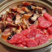 双拼煲仔饭,加入切片的腊肉和<a style='color:red;display:inline-block;' href='/shicai/ 4536'>腊肠</a>，盖盖儿小火焖煮