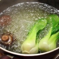 双拼煲仔饭,另烧一锅开水，水中加少许盐和植物油，将<a style='color:red;display:inline-block;' href='/shicai/ 115'>油菜</a>和<a style='color:red;display:inline-block;' href='/shicai/ 230'>香菇</a>烫熟