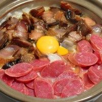 双拼煲仔饭,米饭变粘稠后打入一个<a style='color:red;display:inline-block;' href='/shicai/ 9'>鸡蛋</a>，继续小火焖煮