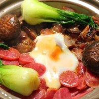 双拼煲仔饭,鸡蛋五成熟后加入煮熟的香菇和油菜，并淋上调味汁