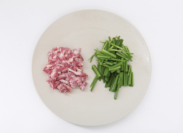 韭菜木耳羊肉汤,<a style='color:red;display:inline-block;' href='/shicai/ 329'>羊肉</a>切小块，<a style='color:red;display:inline-block;' href='/shicai/ 116'>韭菜</a>洗净切段，<a style='color:red;display:inline-block;' href='/shicai/ 233'>木耳</a>泡发撕朵