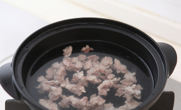 韭菜木耳羊肉汤,锅中适量水，倒入羊肉加料酒焯水，撇去浮沫和血水后捞出