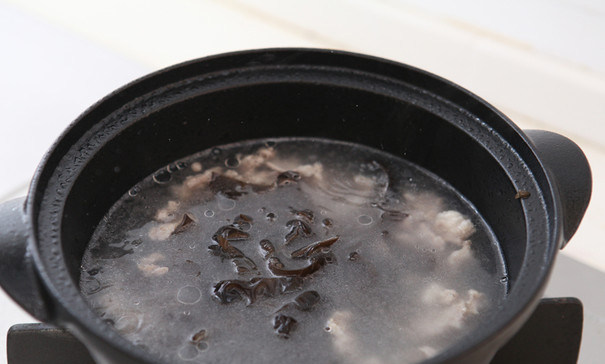 韭菜木耳羊肉汤,砂锅中大半锅清水，放入羊肉和木耳