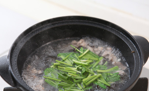 韭菜木耳羊肉汤,大火煮沸后转小火慢炖40分钟，再下入韭菜