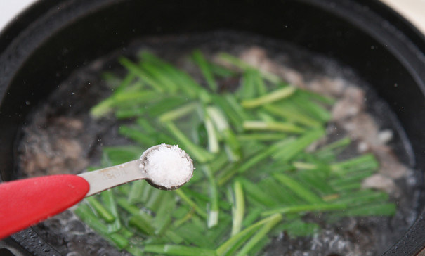 韭菜木耳羊肉汤,加盐调味