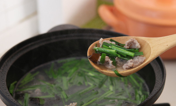 韭菜木耳羊肉汤,韭菜至刚熟，入味后即可出锅