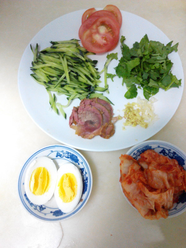 黑龙江朝鲜冷面,<a style='color:red;display:inline-block;' href='/shicai/ 54'>黄瓜</a>切丝，<a style='color:red;display:inline-block;' href='/shicai/ 131'>香菜</a>切小段，熟<a style='color:red;display:inline-block;' href='/shicai/ 216'>牛肉</a>切片，<a style='color:red;display:inline-block;' href='/shicai/ 59'>番茄</a>切大片，姜蒜切末，<a style='color:red;display:inline-block;' href='/shicai/ 9'>鸡蛋</a>煮熟对半切开